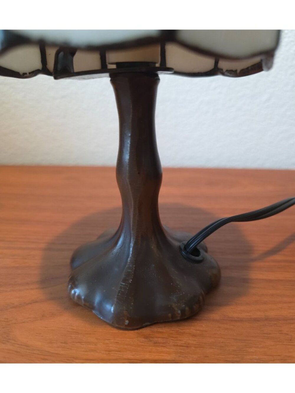 Vintage Tiffany-Style Accent Lamp w/ Stained Glass Floral Shade & Bronze Base - Picture 11 of 14